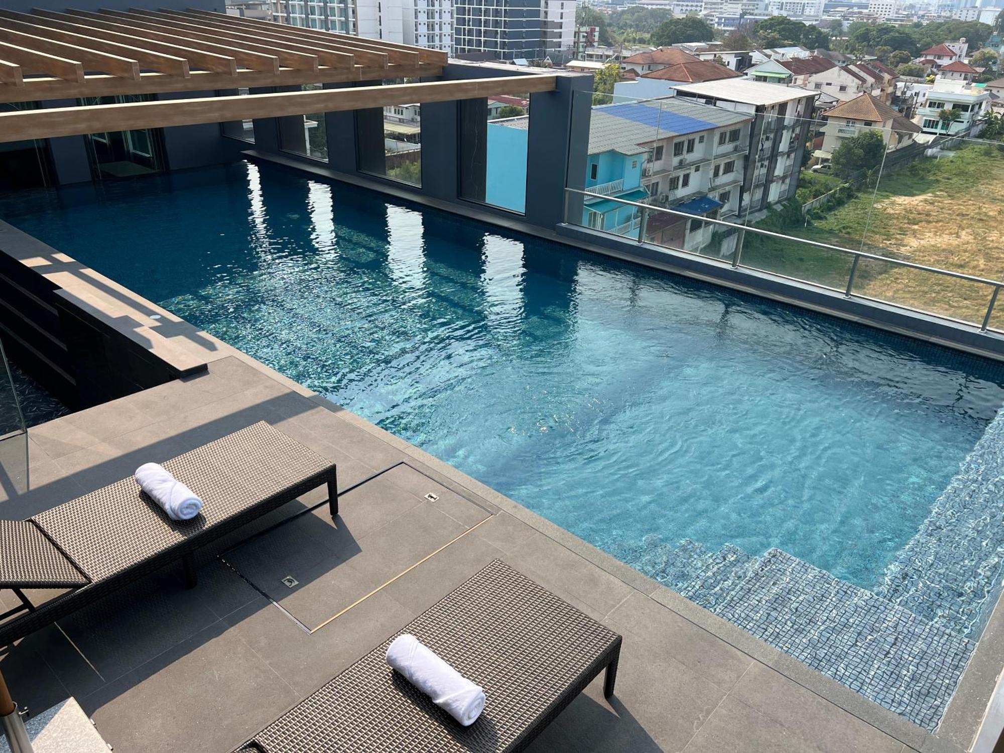 Arni Skye Hotel Bangkok Exterior photo